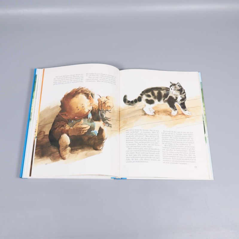 Uppslaget ur Selma Lagerlöf berättar med färgillustration av troll och katt