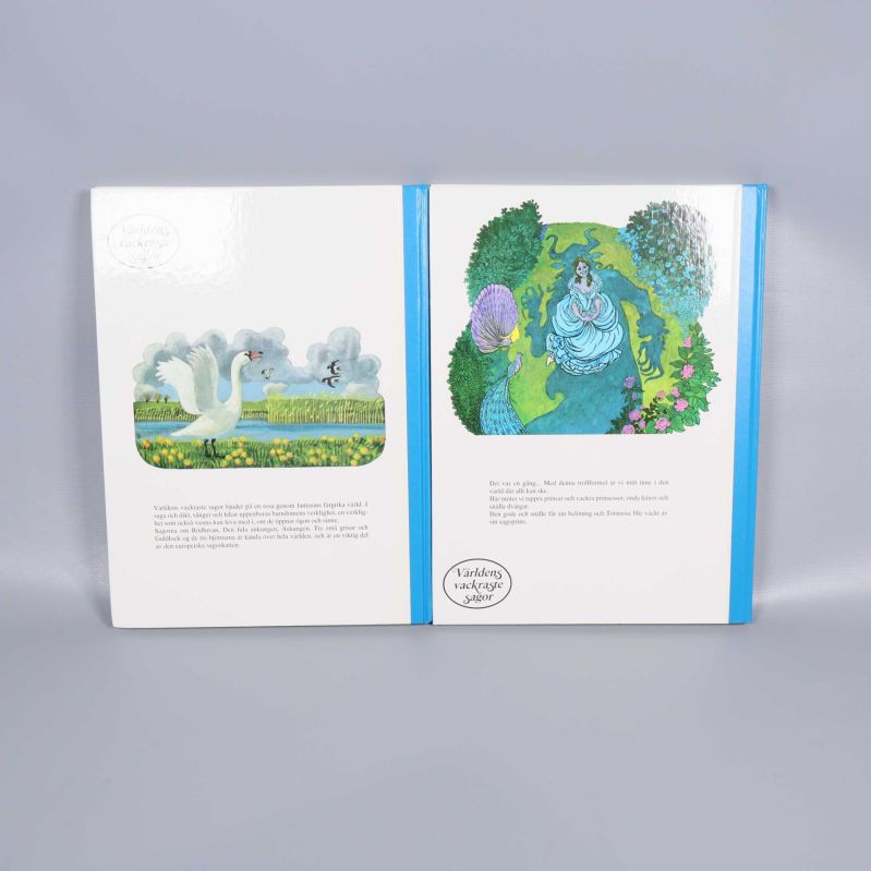 Baksidor av två sagoböcker med illustrerade scener och text