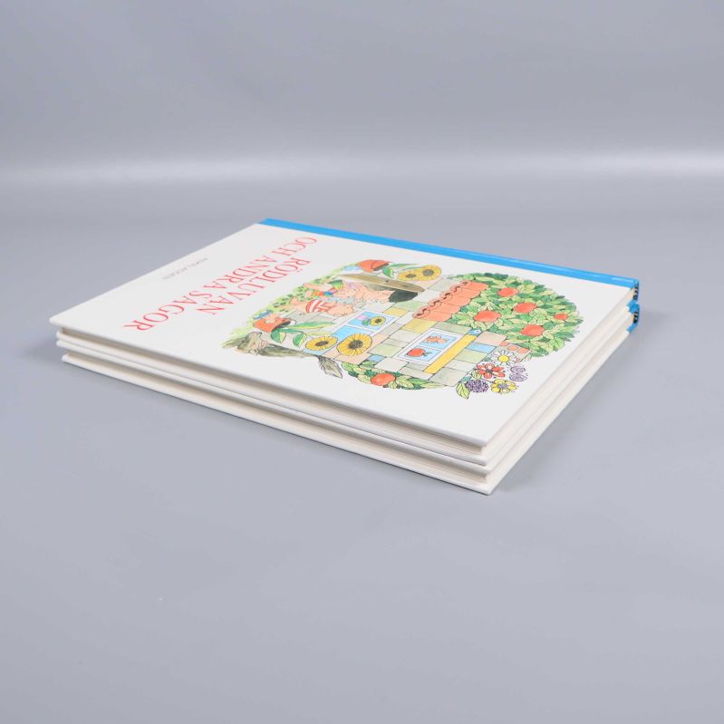 Två sagoböcker liggande på varandra i sidovy