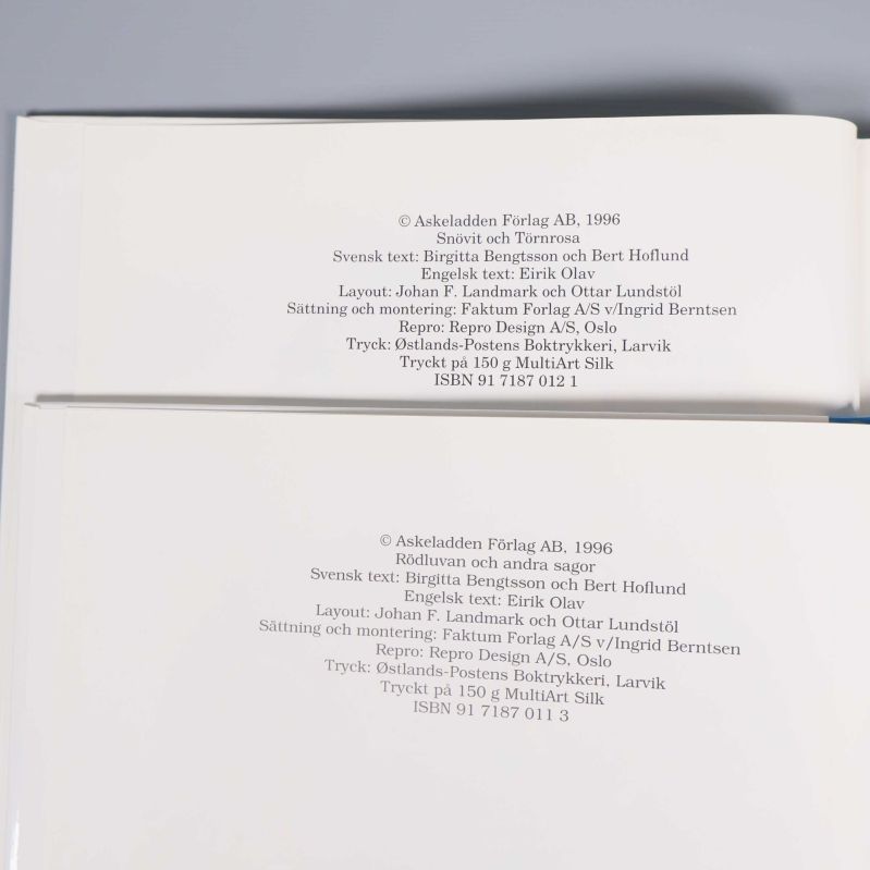 Närbild på copyright- och ISBN-sida i två sagoböcker