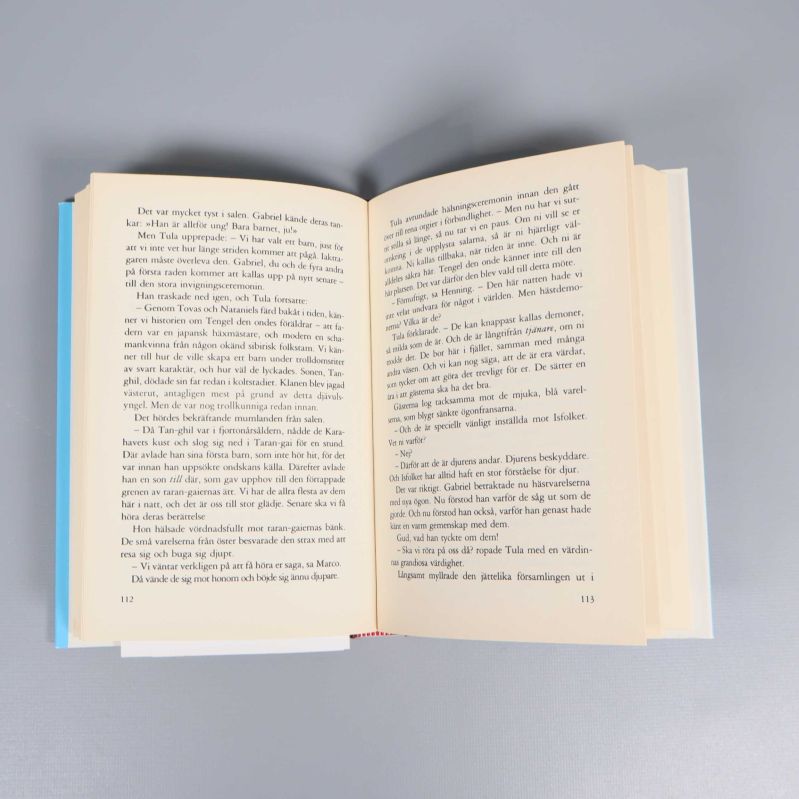 Uppslag ur en bok i Sagan om Isfolket med text på svenska