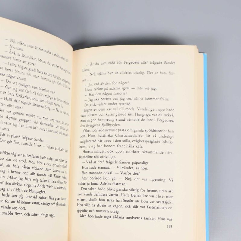 Uppslag i mitten av boken, svensk text och ljusa sidor synliga
