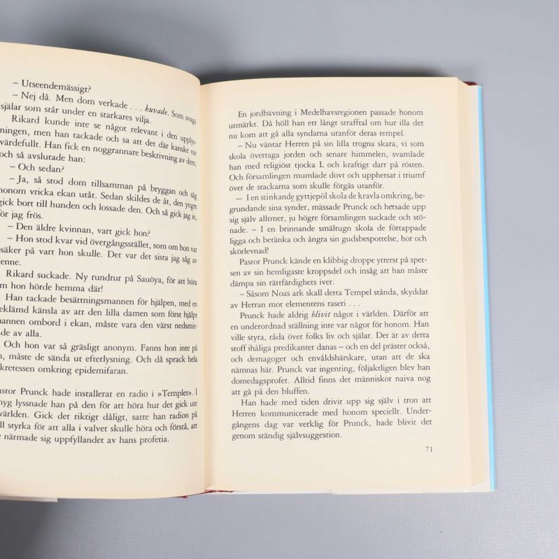 Uppslag från en bok ur Sagan om Isfolket-serien med text på svenska