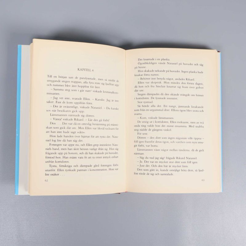 Uppslaget inuti boken med text i kapitel fyra