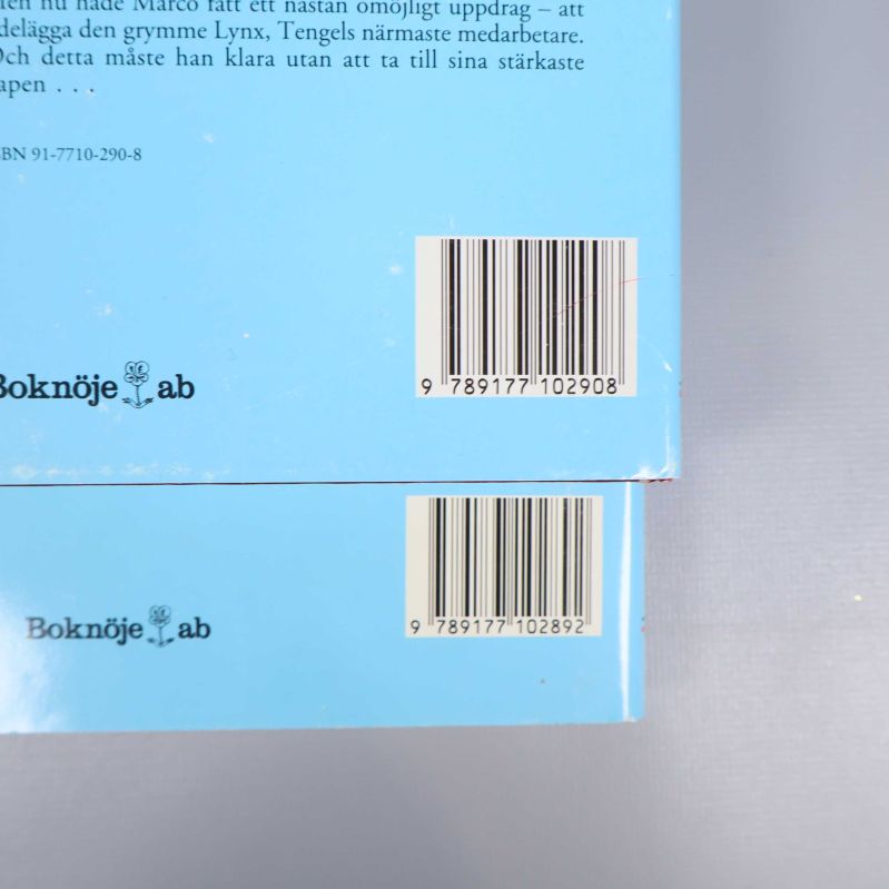 Närbild på baksidornas streckkoder och ISBN på båda böckerna