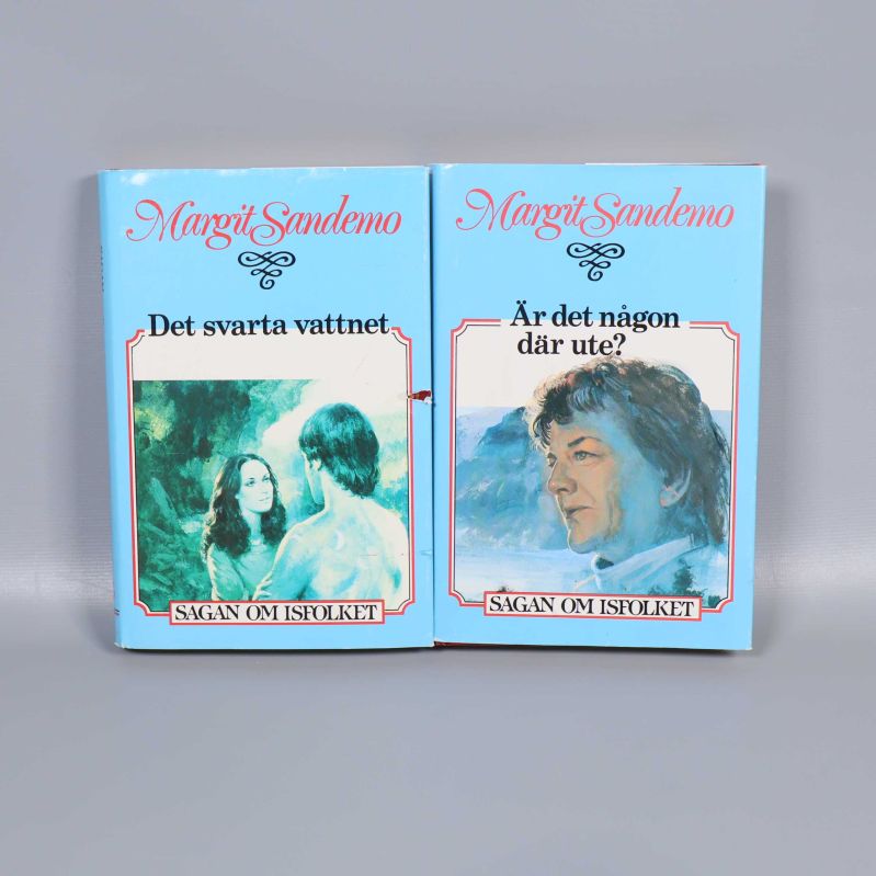 Två böcker med blåa omslag ur Sagan om Isfolket-serien