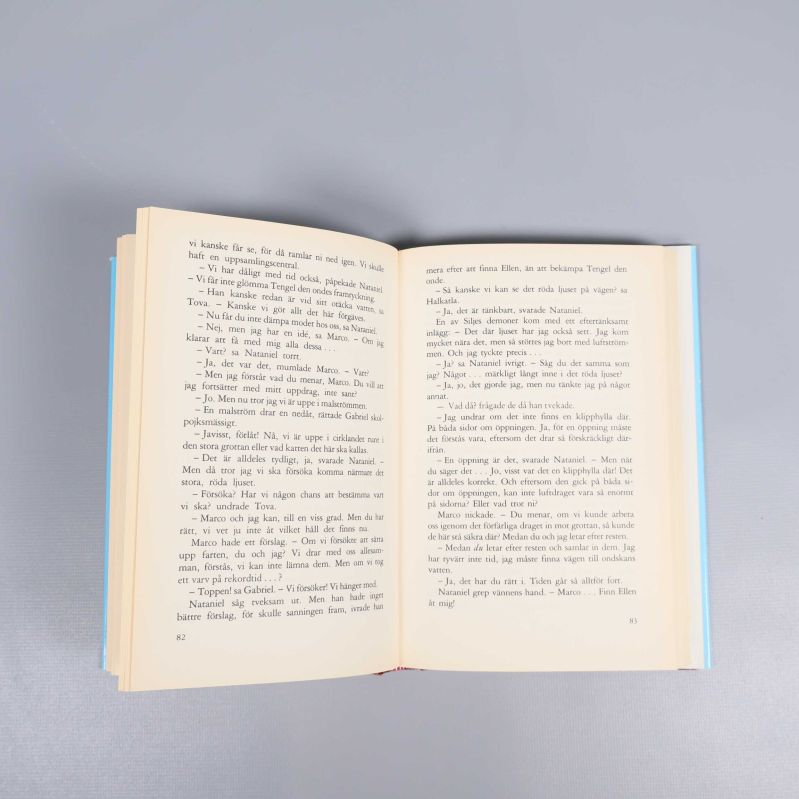 Uppslagen bok med tydlig svensk text på båda sidor