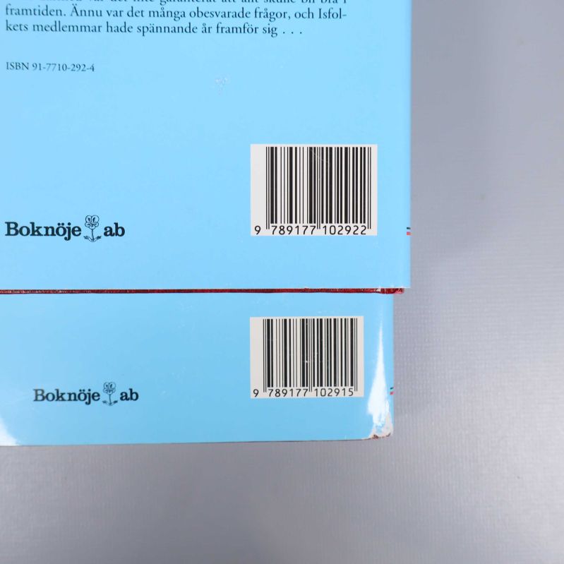 Närbild av baksidor med synliga ISBN-streckkoder på båda böckerna