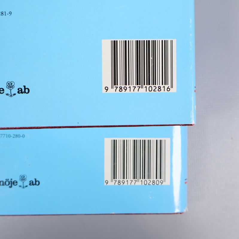 Närbild på streckkoder och ISBN på baksidan av båda böckerna