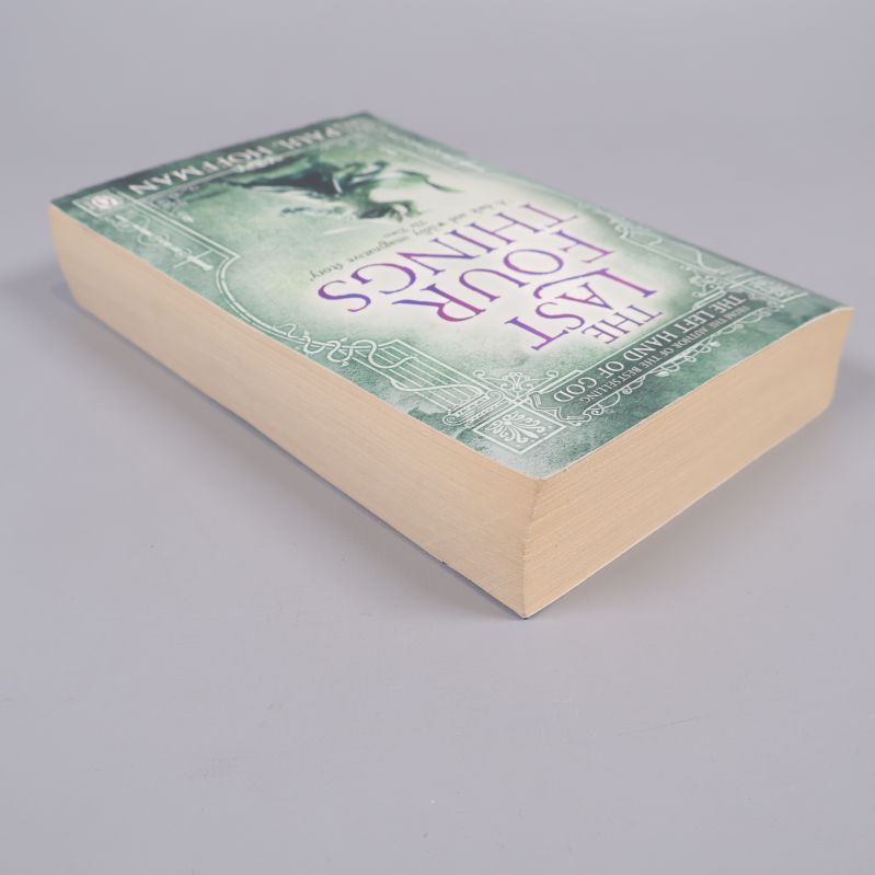 Boken The Last Four Things i pocketformat lutad mot bakgrunden