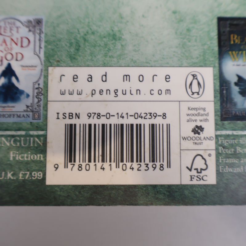 Närbild på baksidan av boken, visar ISBN 978-0-141-04239-8 och streckkod