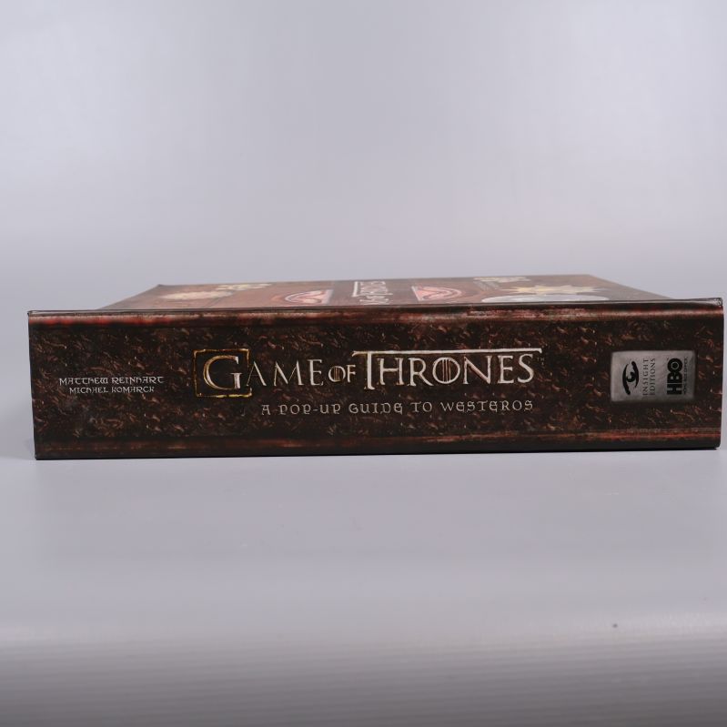 Rygg av Game of Thrones pop up-bok med titel och logotyper