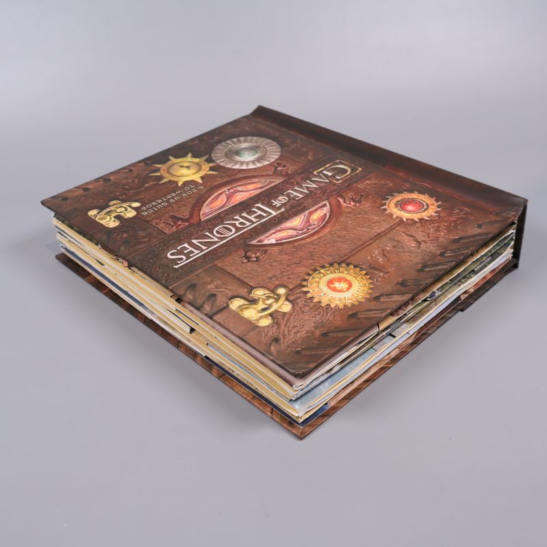 Game of Thrones pop up-bok liggande, visar sidornas tjocklek