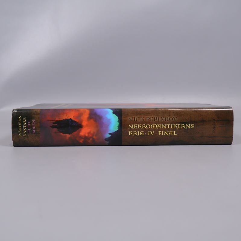 Ryggen av boken Nekromantikerns krig IV Final med titel och illustration