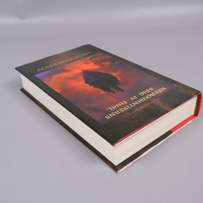 Boken Nekromantikerns krig IV Final liggande, visar tjocklek och sidor