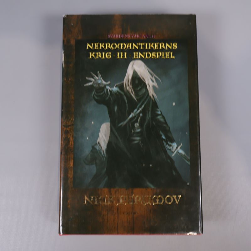 Framsida på boken med mörkt omslag och illustrerad gestalt