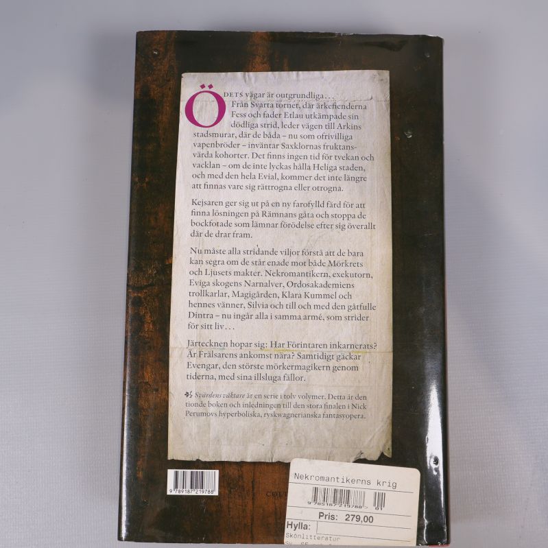 Baksida av boken med beskrivande text och streckkod