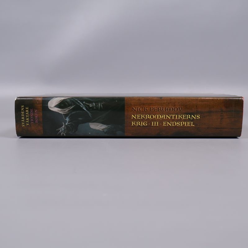 Bokens rygg med titel och författarnamn tydligt synliga