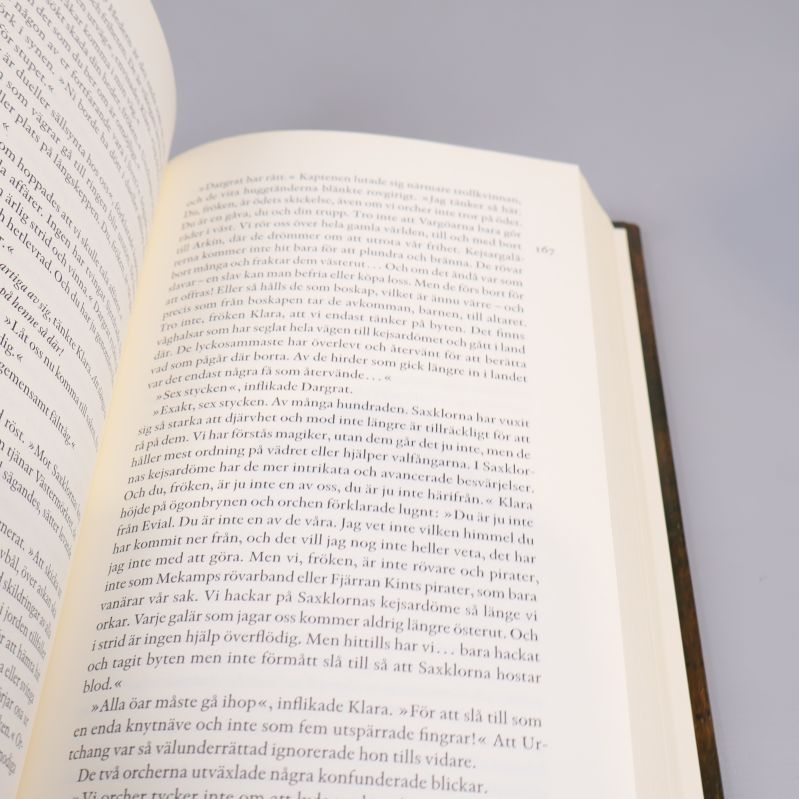 Uppslag i boken med svensk text på ena sidan