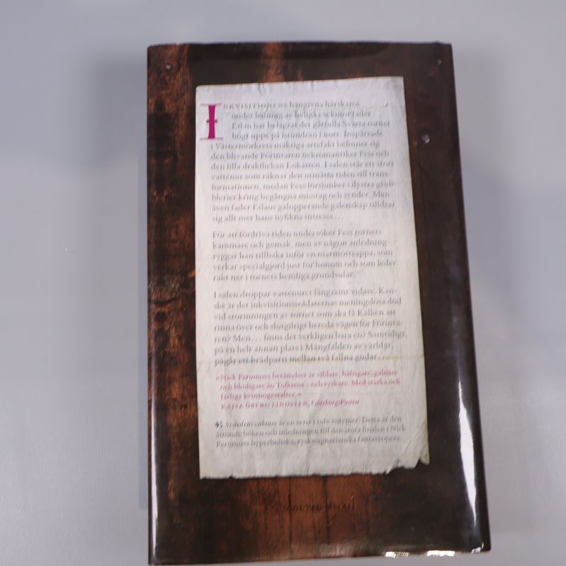 Bokens baksida med text mot brun bakgrund