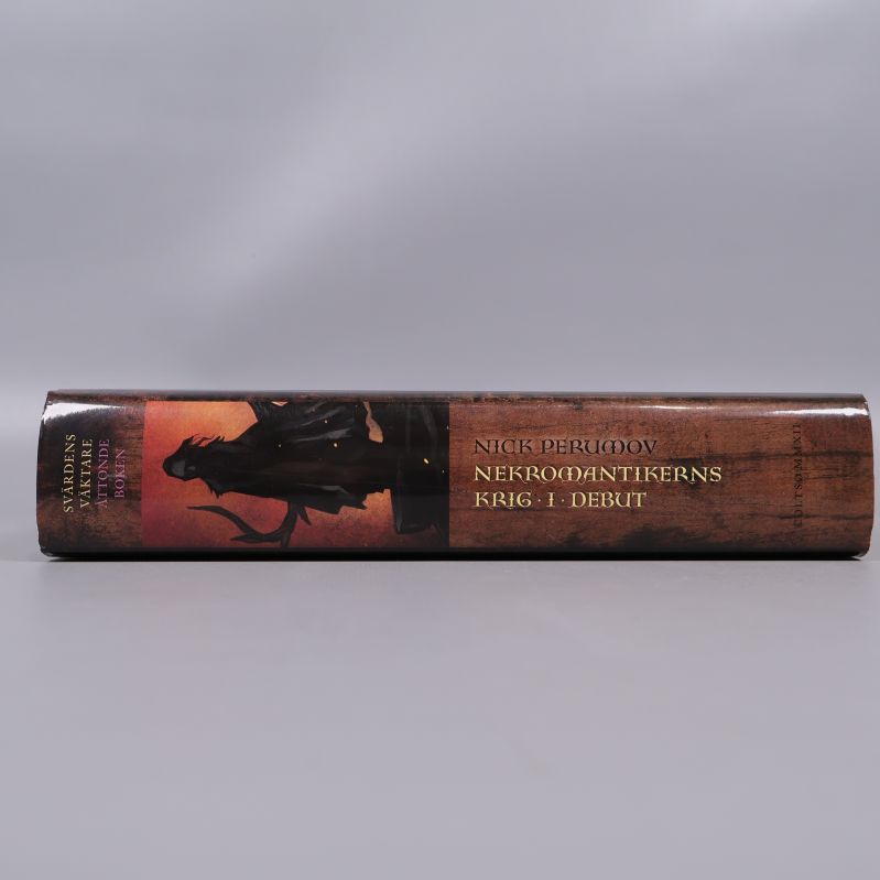 Ryggen på boken med titel och författare i guld