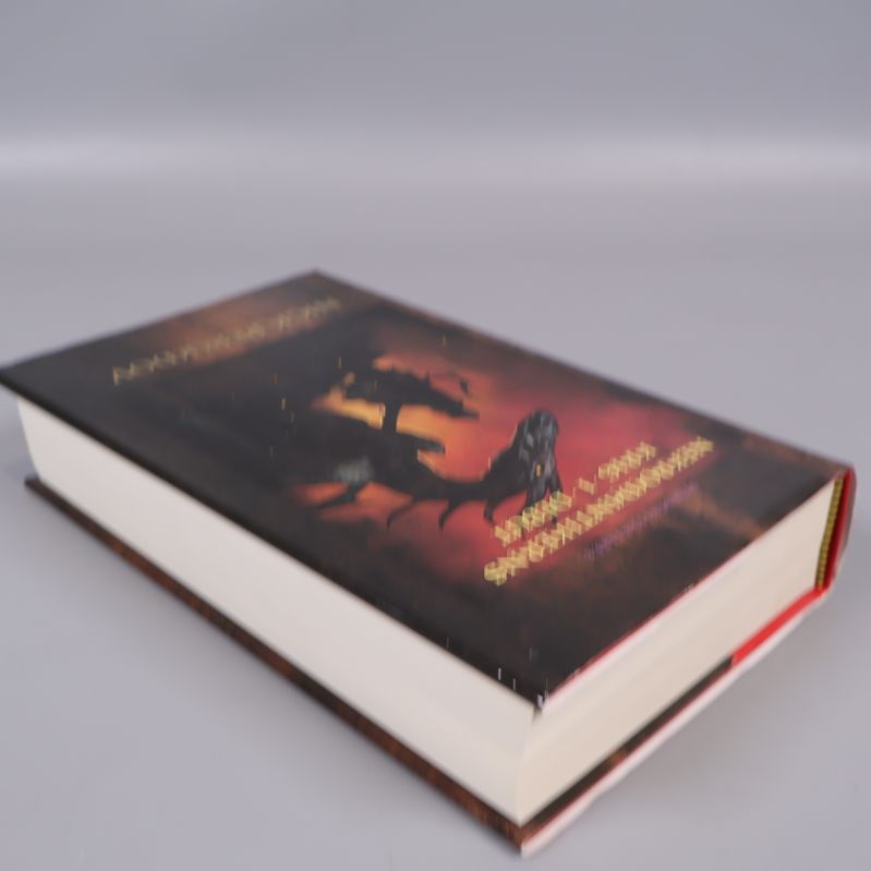 Boken liggande med synlig sida och omslagets framsida