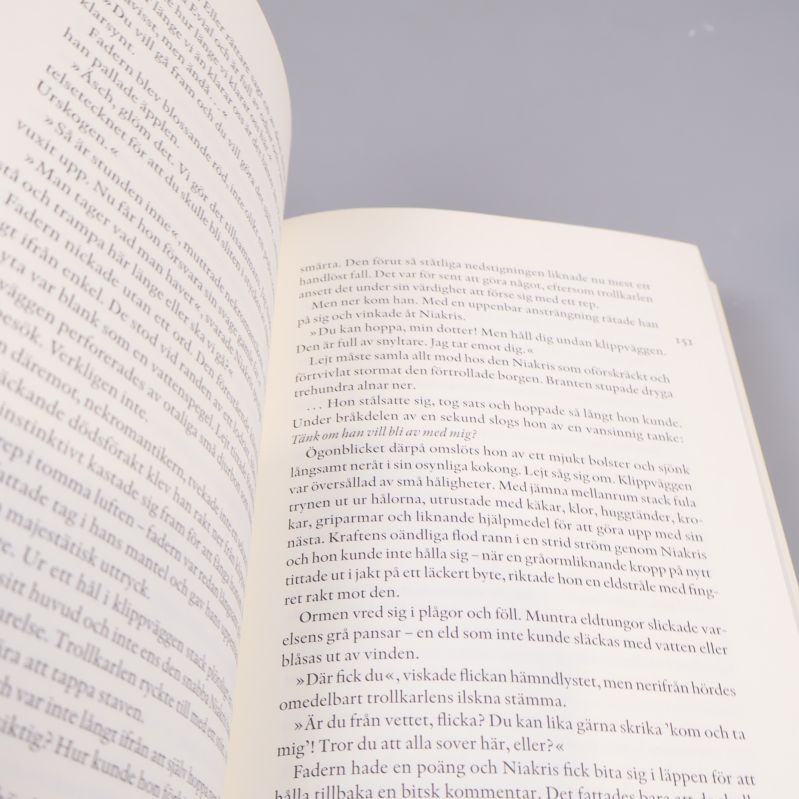 Uppslagna sidor i boken, tydlig svensk text