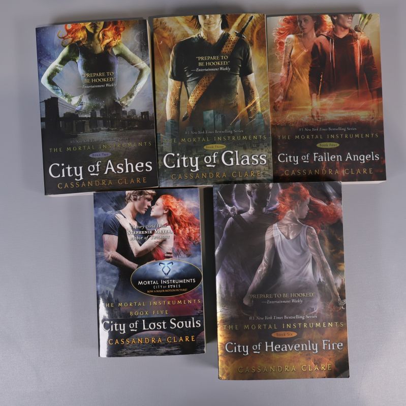 Fem bokomslag till The Mortal Instruments-serien av Cassandra Clare uppifrån