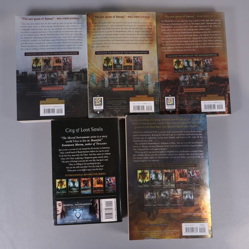 Baksidor av alla fem böcker i The Mortal Instruments-serien med flera ISBN-nummer synliga