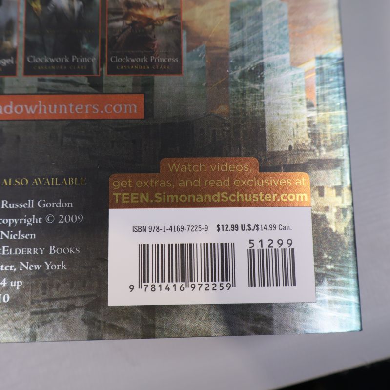 Närbild baksida med ISBN 978-1-4169-7225-9 på en annan bok