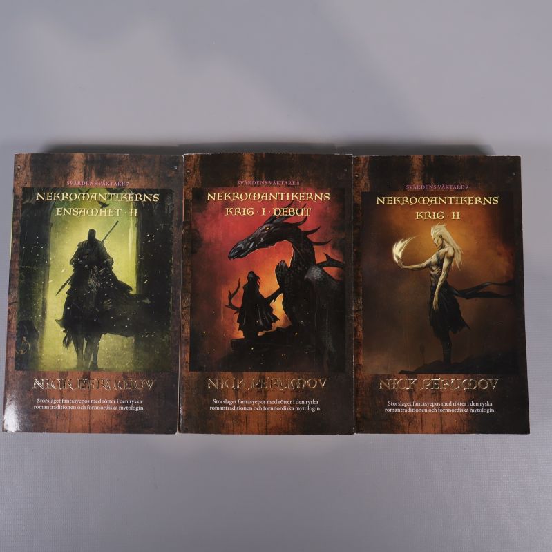 Tre böcker ur Svärdens väktare-serien med färgstarka omslag