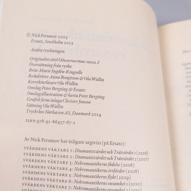 Närbild på tryckår och ISBN i Svärdens väktare-bok