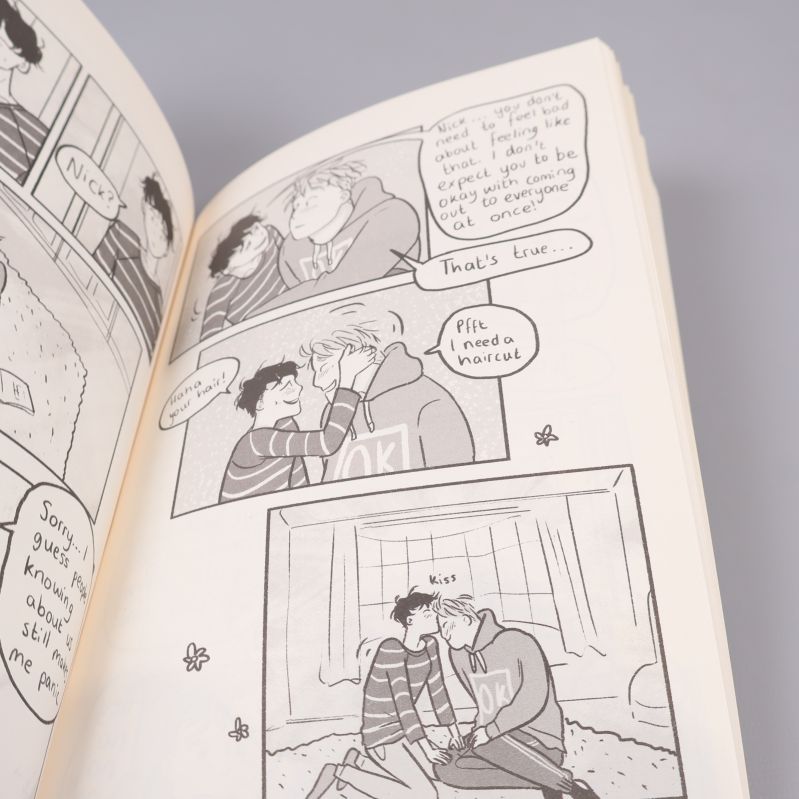Känslosam scen med två huvudpersoner ur Heartstopper i svartvita serierutor
