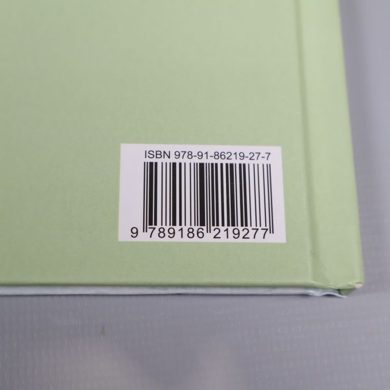 Närbild på ISBN 978-91-86219-27-7 på baksidan av serieboken