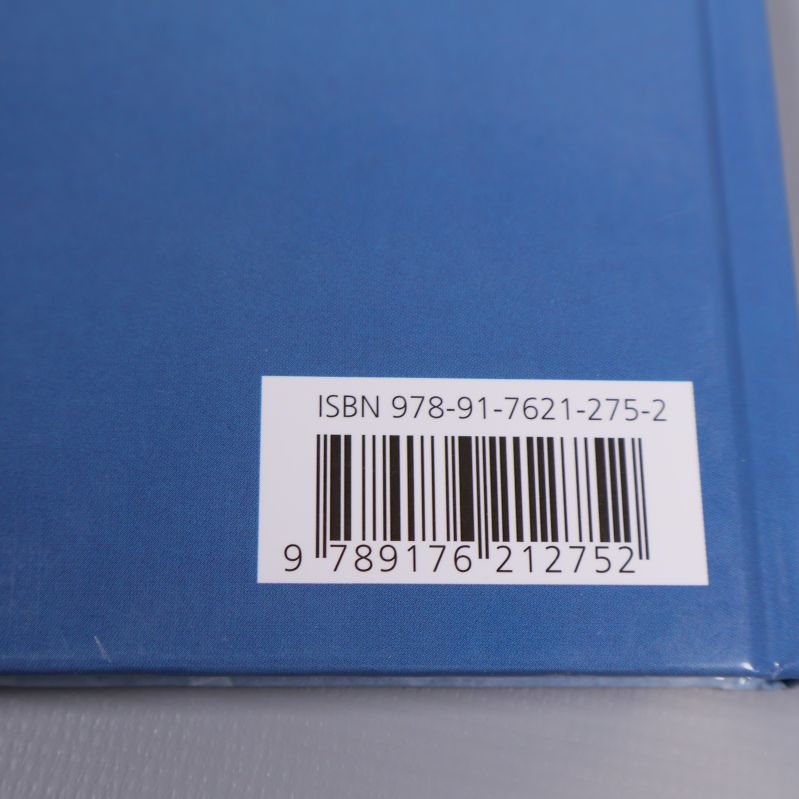 Närbild av ISBN-streckkod på blå bokbaksida