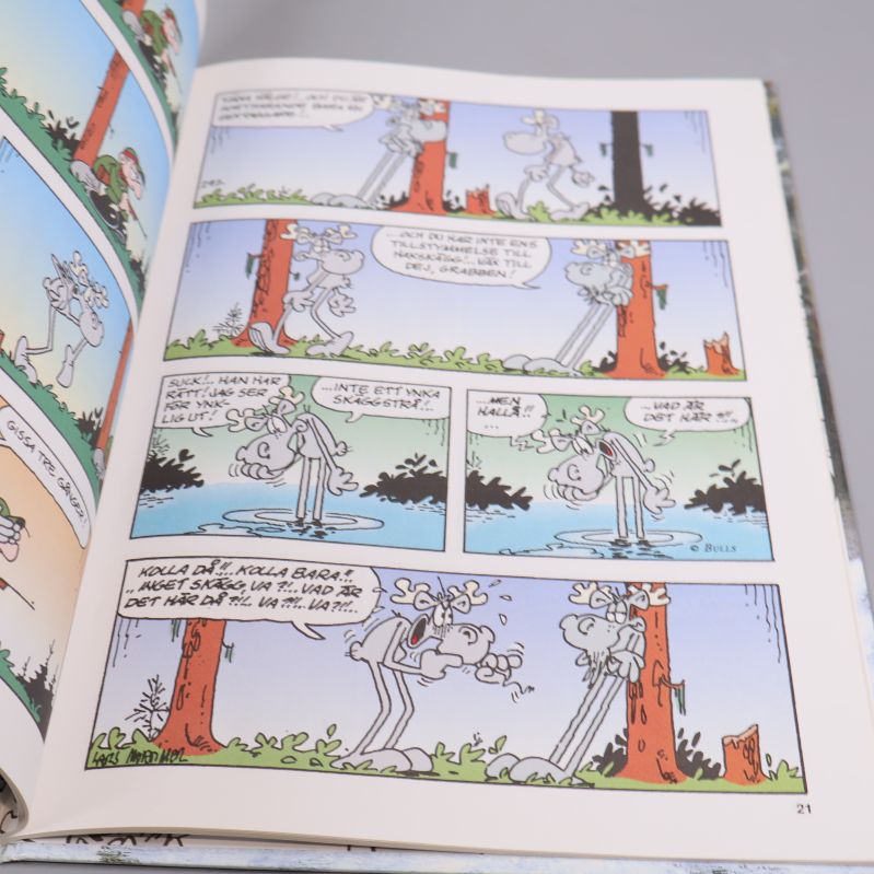 Öppet uppslag med Hälge serierutor och färgillustrationer