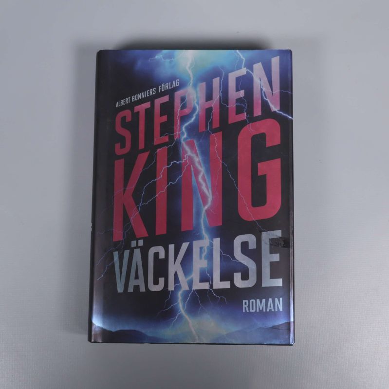 Omslag till Väckelse av Stephen King, med dramatiska färger och blixtar