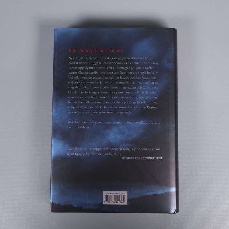 Baksida av Väckelse av Stephen King, med sammanfattning och ISBN synligt
