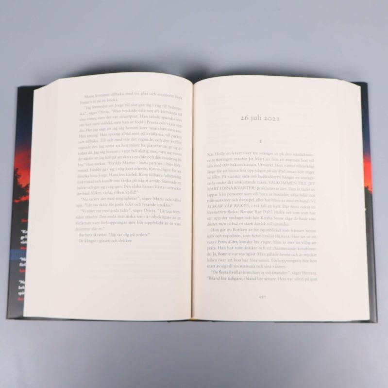 Uppslagna sidor ur boken Holly av Stephen King