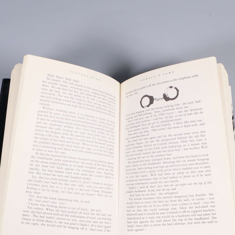 Uppslag ur Gerald's Game, engelskspråkig text och illustration av handklovar