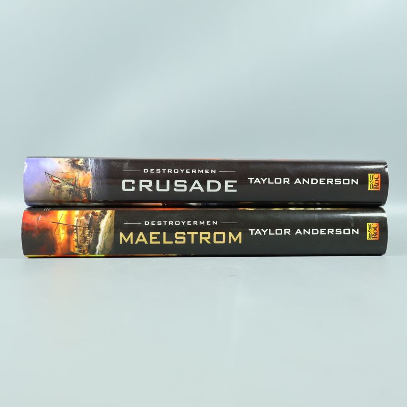 Ryggen på Crusade och Maelstrom bredvid varandra