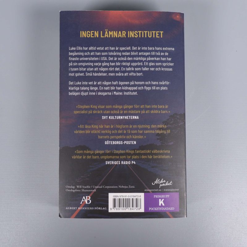 Baksida på boken Institutet med recensioner och streckkod
