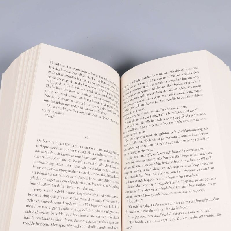 Uppslagen sida från Institutet av Stephen King med svensk text