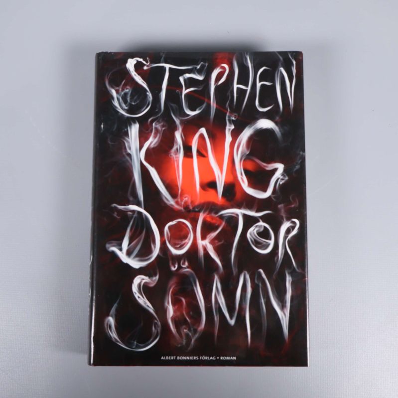 Framsida av boken Doktor Sömn av Stephen King med rökig grafik