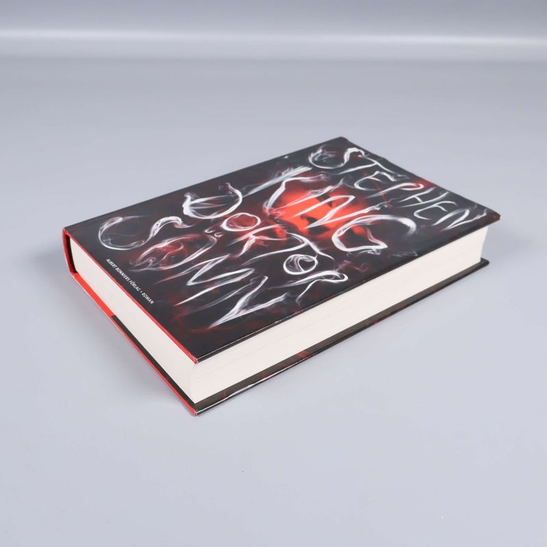 Boken Doktor Sömn liggande och stängd, visar tjockleken