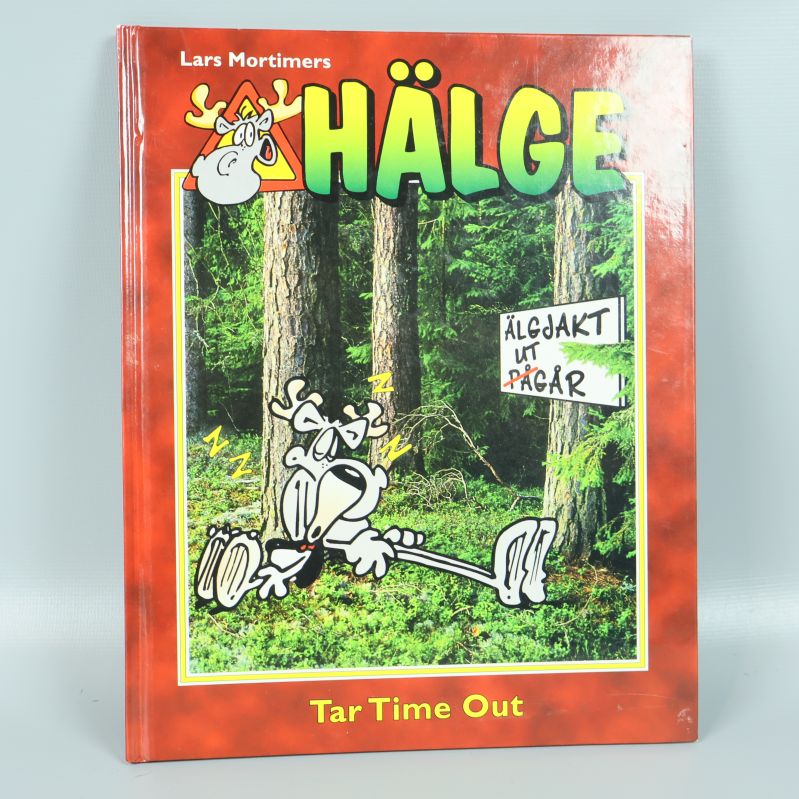 Framsidan av boken Hälge Tar Time Out med serietecknad älg i skogen