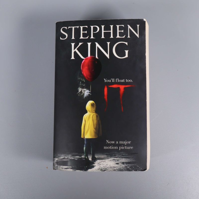 Framsida av pocketbok IT av Stephen King med gul regnjacka och röd ballong