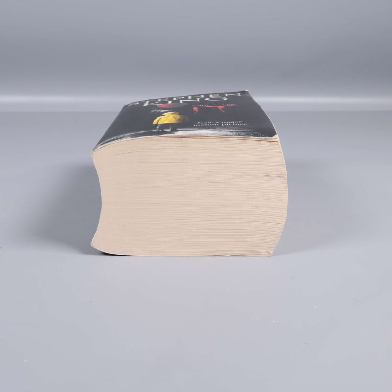IT av Stephen King sedd rakt framifrån där bokens sidor visas