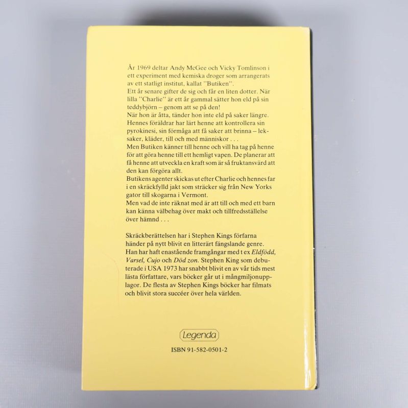 Baksida av boken Eld född med svensk beskrivning och synlig ISBN
