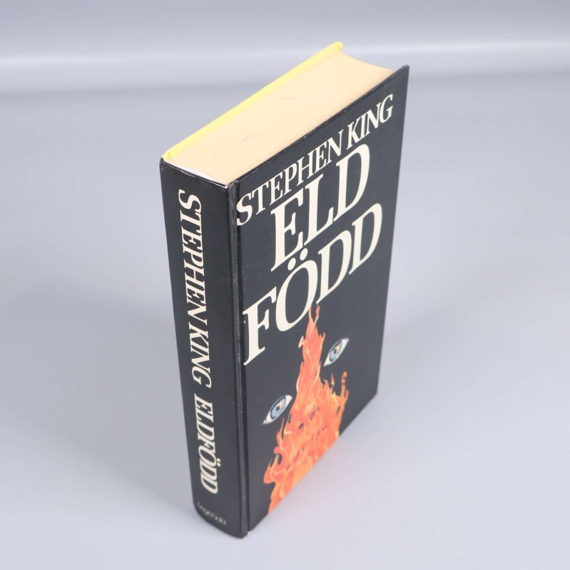 Boken Eld född av Stephen King sedd snett uppifrån med tydlig rygg och omslag